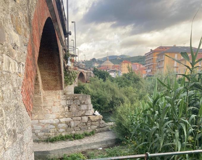 Incidente sul ponte della Maddalena, auto si schianta contro la ringhiera