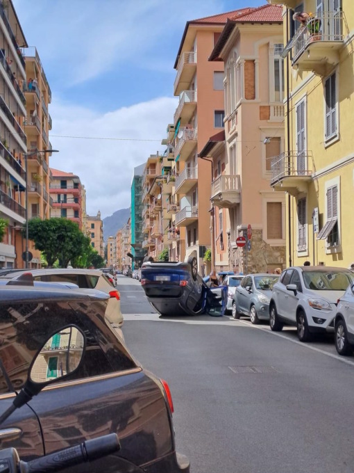 Auto ribaltata a Chiavari