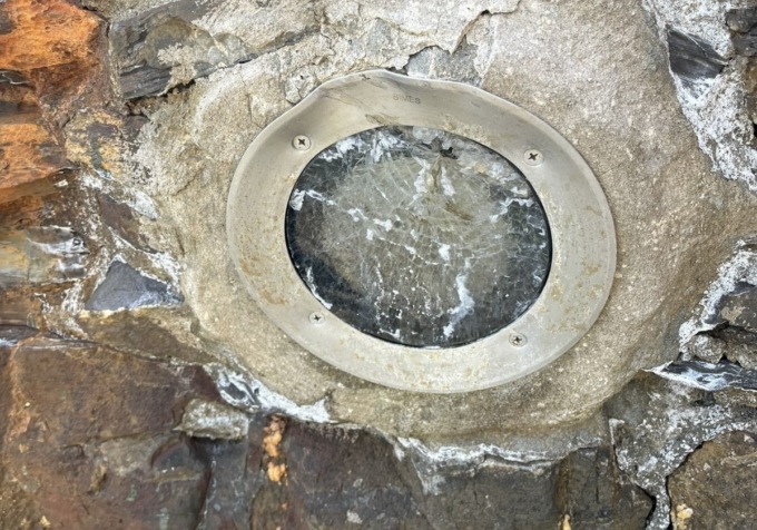 De Ponti denuncia atti di vandalismo sulle passeggiate