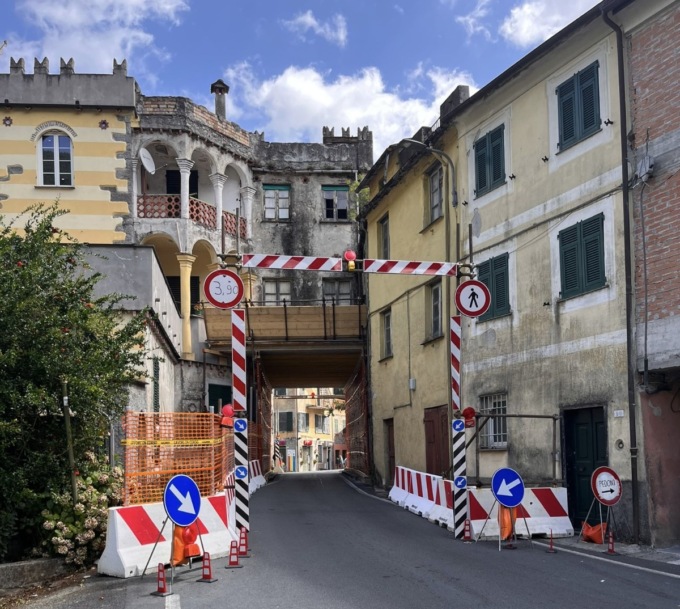 Borgonovo, iniziata la demolizione del voltino sulla SS 586