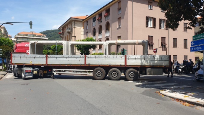 Chiavari, camion a rimorchio scontra un’auto
