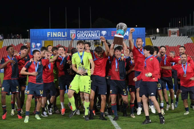 Genoa Under 18 campione d’Italia, il fontanino Arata alza la coppa da capitano