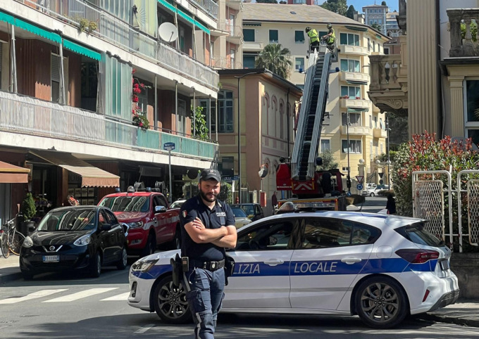 Chiavari, vigili del fuoco recuperano carcassa di gabbiano da un tetto