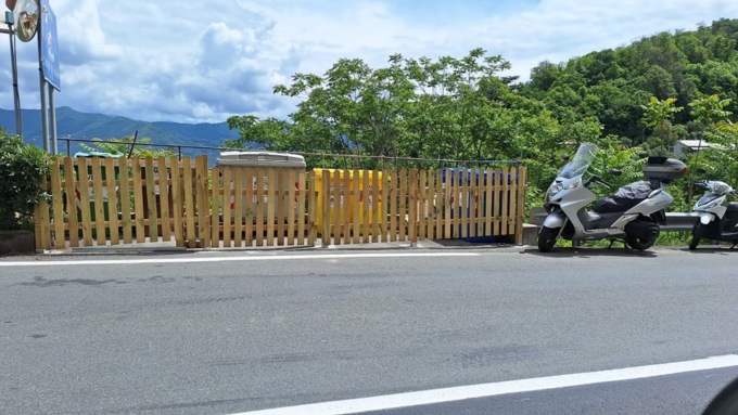 Protezione anti cinghiali per i bidoni a Camogli