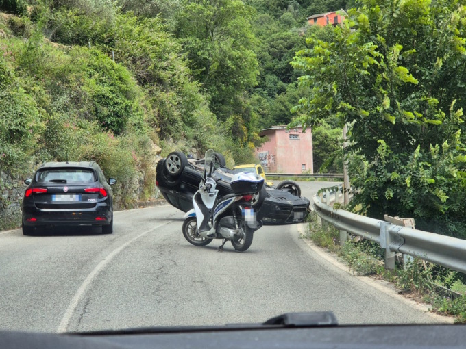 Auto ribaltata a Rapallo