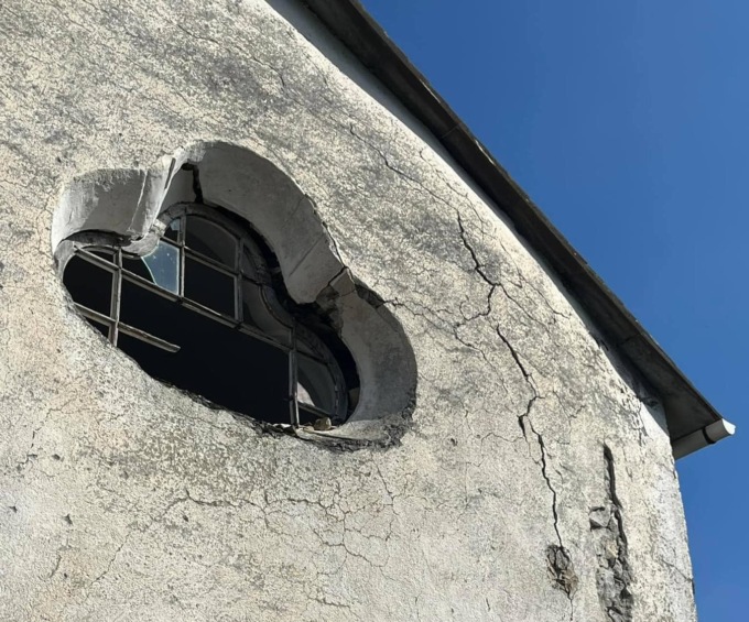 In frantumi il rosone della chiesa di Carpenissone