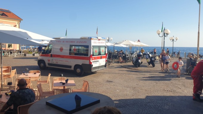 Cade sugli scogli, ragazzo soccorso in piazza Gagliardo