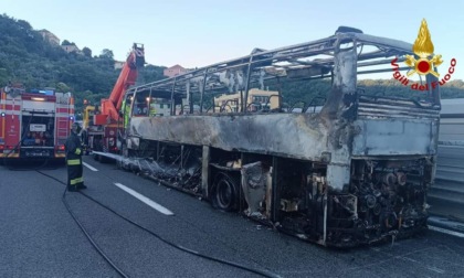 Incendio sull'A12, pullman prende fuoco