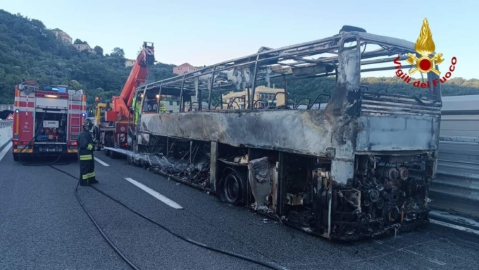 Incendio sull’A12, pullman prende fuoco