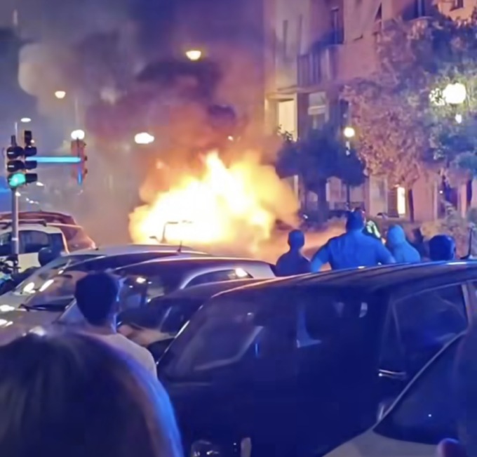 Rogo nella notte a Recco, in fiamme un’auto in via Assereto