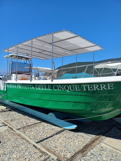 Moneglia, varata la prima barca elettrica per le Cinque Terre