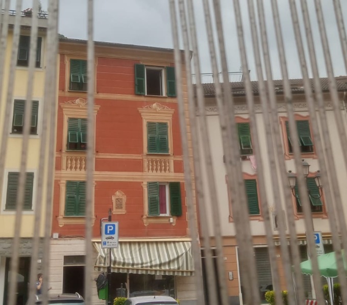 Precipita dalla finestra a Borzonasca: ragazza in gravi condizioni al San Martino