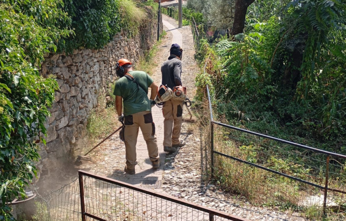 Pieve Ligure, procede lo sfalcio di creuze e strade carrabili