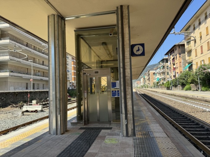 Stazione di Chiavari, attivato il terzo ascensore e terminata la scalinata del binario 2