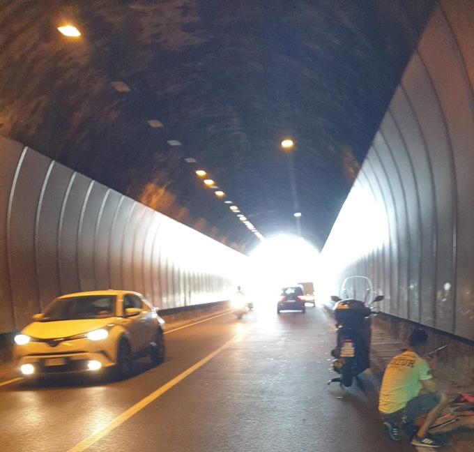 Incidente nella galleria delle Grazie, furgone urta una ciclista