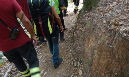 In ciabatte sui sentieri di Portofino: cade e si frattura una caviglia