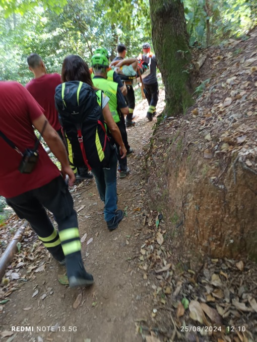In ciabatte sui sentieri di Portofino: cade e si frattura una caviglia