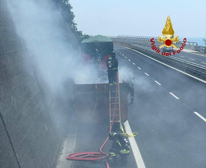 A12, a fuoco un camion prima del casello di Lavagna