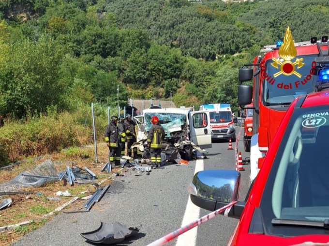 Incidente mortale in A12, l’intervento dei Vigili del fuoco