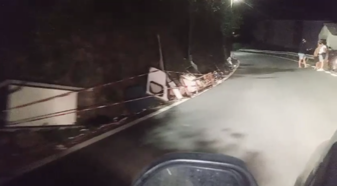 Curioso incidente a Borzonasca: camper urta e perde tutto il carico