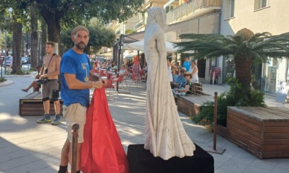 Lo scultore italo-argentino Pablo Damian Christi dona un'opera a Moneglia