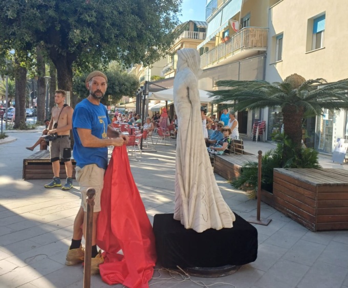 Lo scultore italo-argentino Pablo Damian Christi dona un’opera a Moneglia