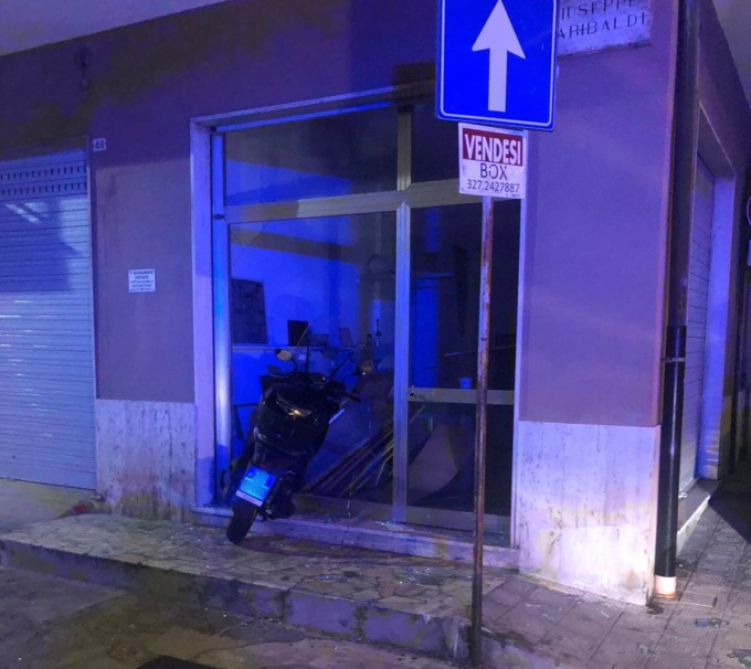 Perde il controllo del mezzo, centauro sfonda la vetrina di un negozio a Lavagna