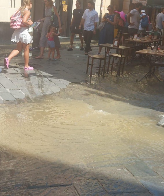Sestri, acquedotto cede nel centro storico
