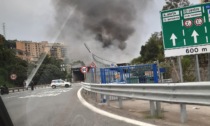 Tir in fiamme all'uscita di Genova Ovest, autostrada chiusa