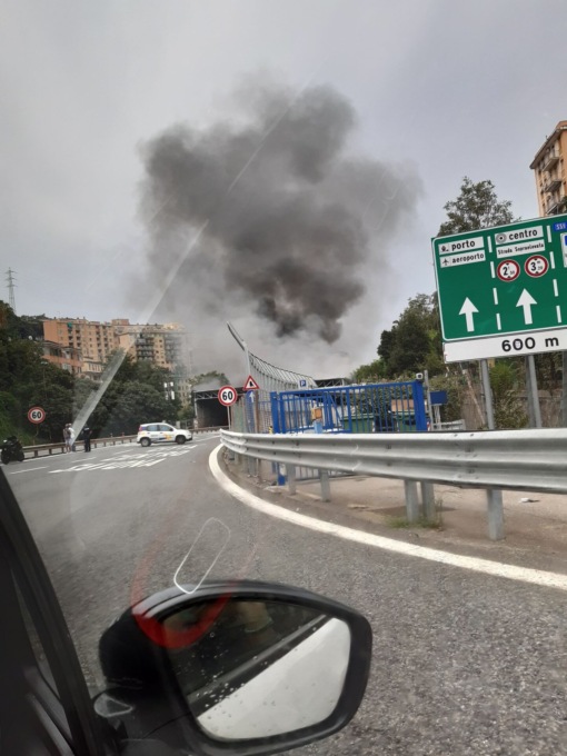 Tir in fiamme all’uscita di Genova Ovest, autostrada chiusa