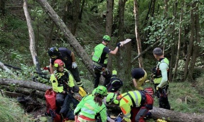 Cade nei boschi, soccorso 89enne