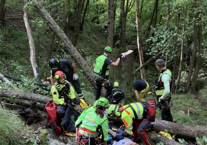 Cade nei boschi, soccorso 89enne