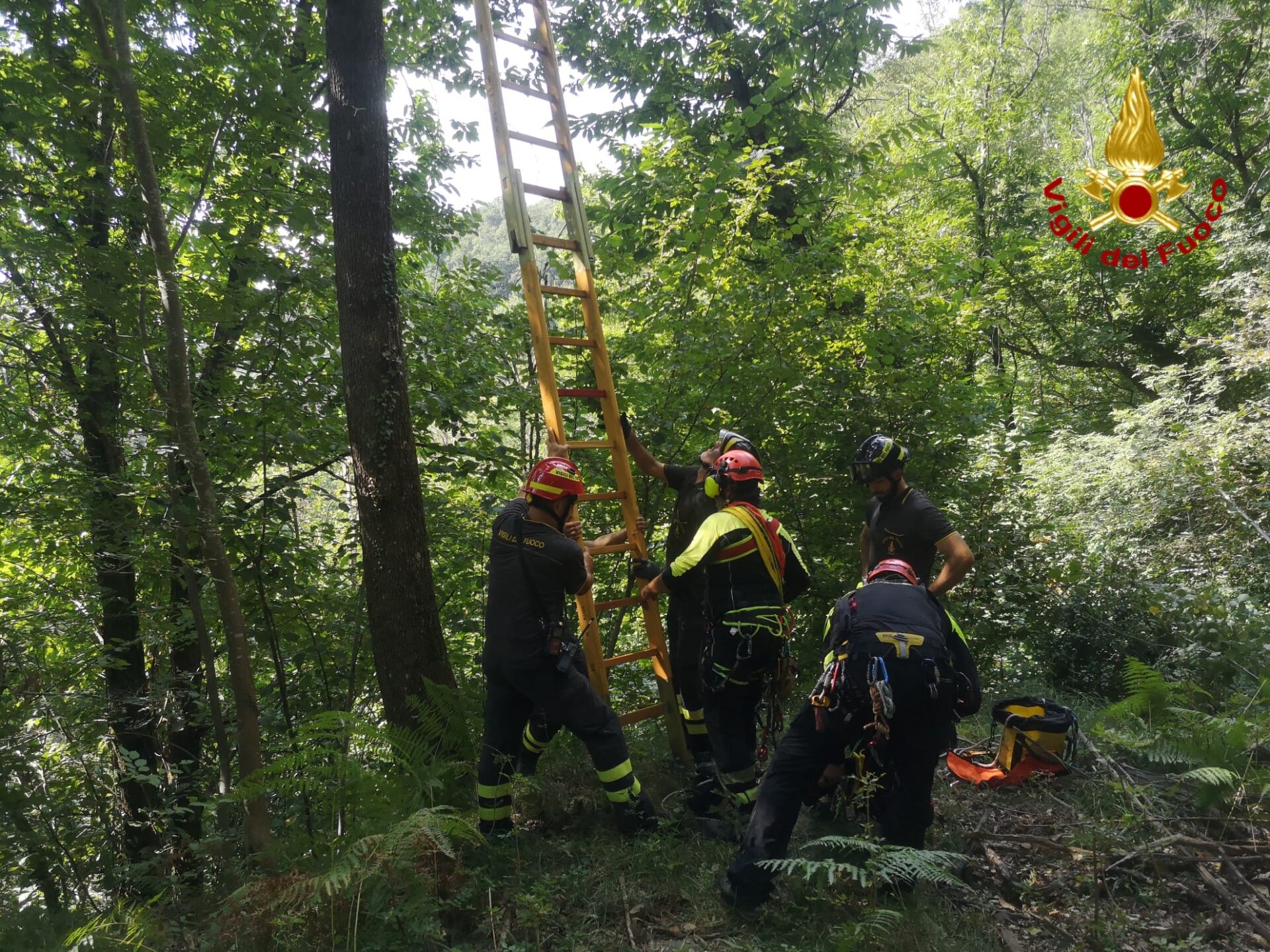 vigili fuoco soccorsa pilota parapendio