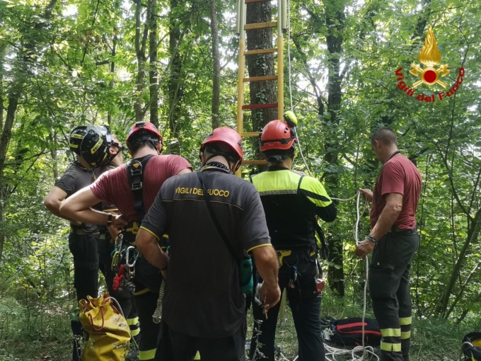 Soccorsa pilota di parapendio caduta su un albero