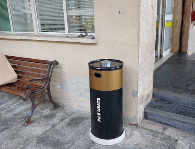 Zoagli, nuovi bidoncini per la raccolta delle pile usate