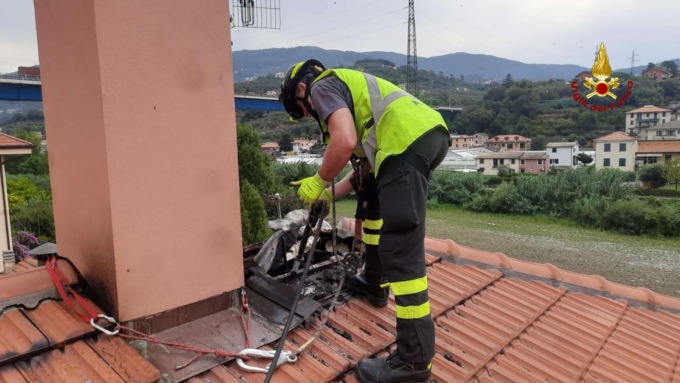 Un fulmine provoca un incendio a Chiavari