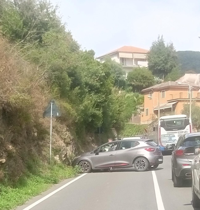 Incidente in Salita San Lazzaro, traffico in tilt a Caperana