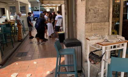 Cade intonaco, feriti due giovani seduti all’esterno di un locale a Recco