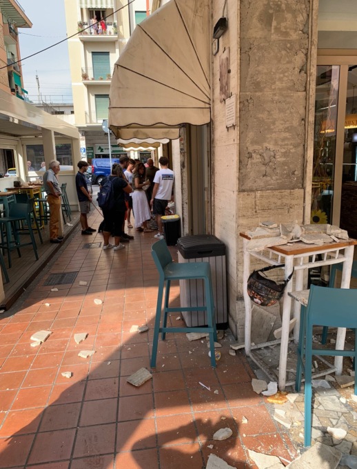 Cade intonaco, feriti due giovani seduti all’esterno di un locale a Recco