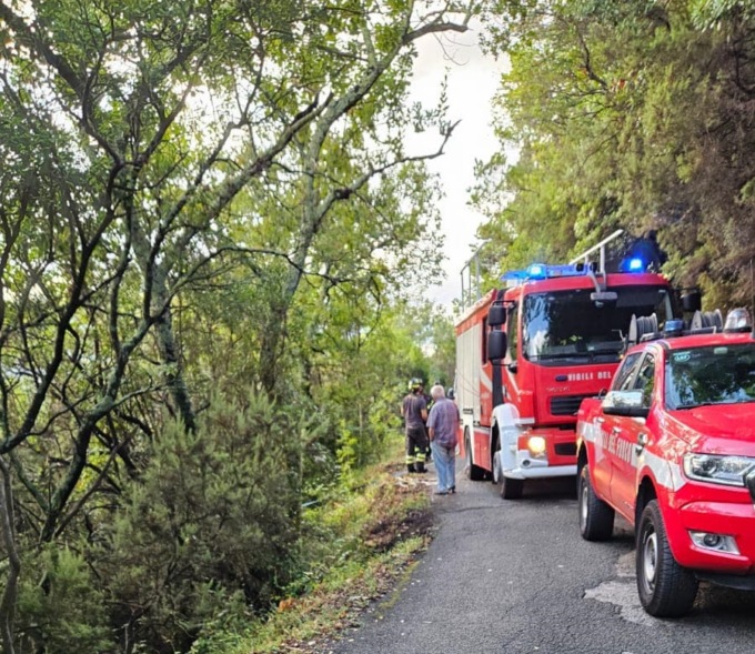 Auto finisce in una scarpata, per il conducente nulla di grave