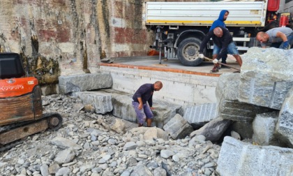 Zoagli, massi per la protezione dai marosi dell'arcata di levante del ponte ferroviario