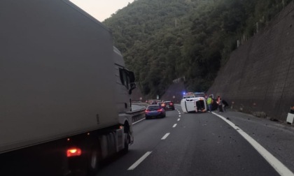 Incidente in A12, due auto capottate e 5 feriti