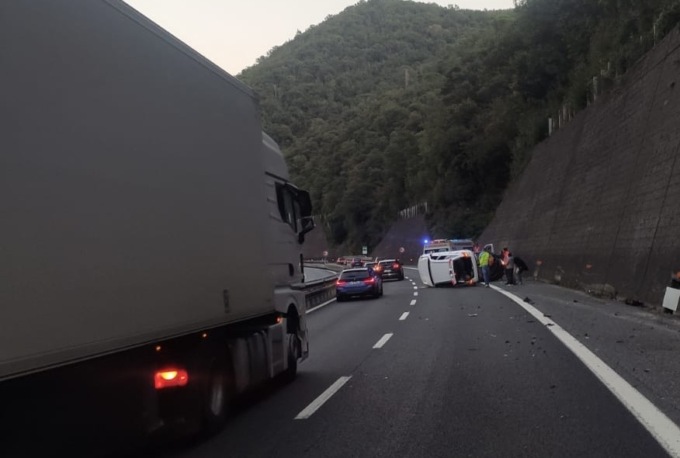 Incidente in A12, due auto capottate e 5 feriti