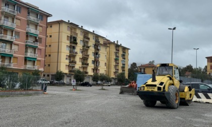 Parcheggio via Gastaldi, iniziata la manutenzione della pavimentazione in ghiaia