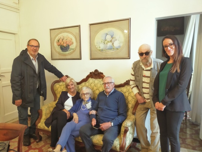 108 candeline sulla torta per Maddalena Banchero