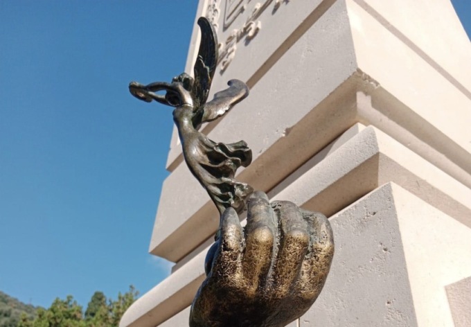 Zoagli, riposizionata la “Vittoria alata” al Monumento ai Caduti