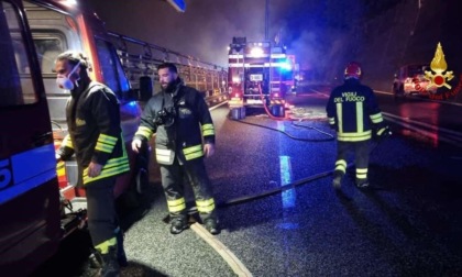 Schianto tra mezzi pesanti in A26, violenta esplosione e disagi in autostrada