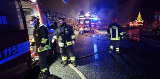 Schianto tra mezzi pesanti in A26, violenta esplosione e disagi in autostrada