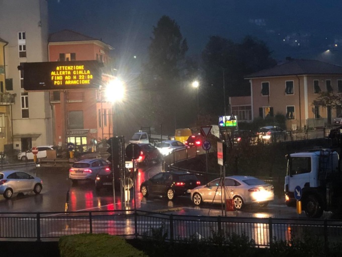 Cade albero, il traffico si blocca: proteste in Fontanabuona
