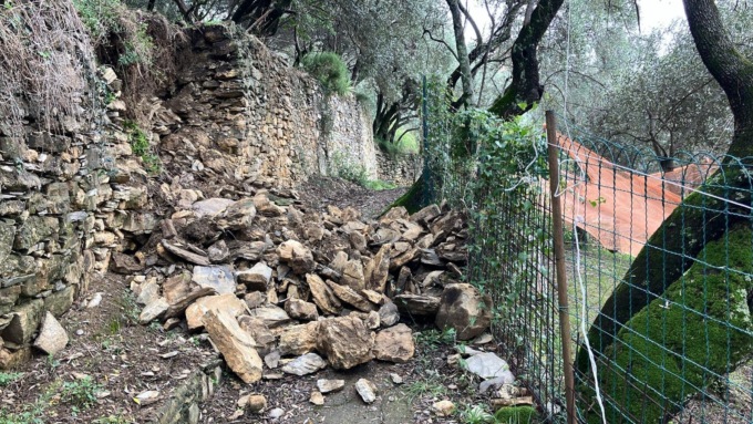 Recco, chiusa Salita Aigò per il crollo di un muro di proprietà privata